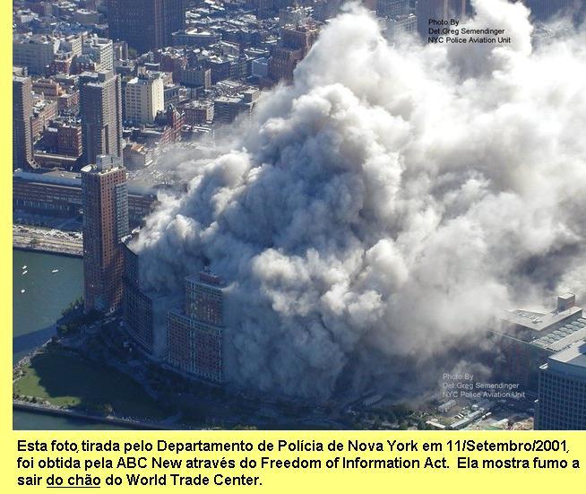 'O fumo sai do ch�o do World Trade Center.