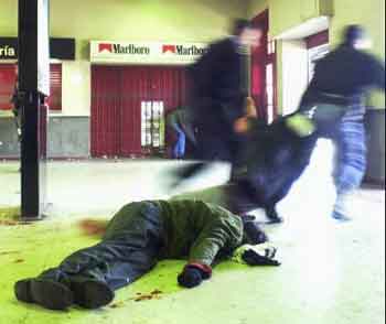Um dos mortos em Avellaneda. O outro, ferido, � arrastado pela pol�cia.
