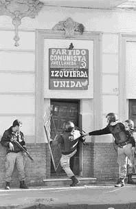26 de Junho de 2002: Pol�cias assaltam instala��es do Partido Comunista Argentino, em Avellaneda, com o pretexto de capturar manifestantes.