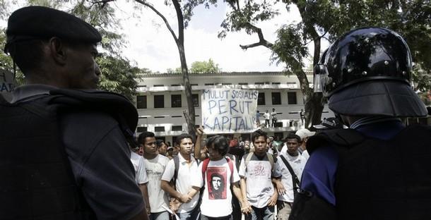 Manifestantes e pol�cia em Dili.