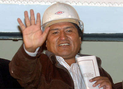 O presidente Evo Morales, com o capacete da YPFB, anuncia a nacionaliza��o.