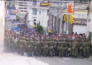 A multid�o e a tropa.  Cena em La Paz, dia 13/Fev/2003.