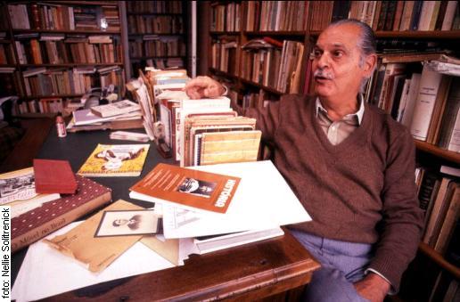 Edgar Carone em seu gabinete de trabalho.
