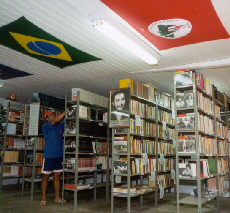 Biblioteca da Escola Florestan Fernandes.