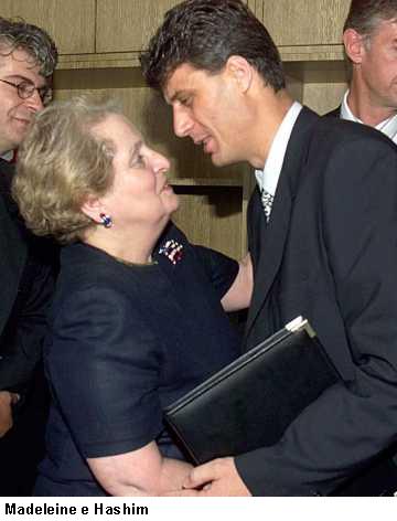 Thaci com a bruxa.