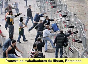 Trabalhadores da Nissan protestam em frente ao edif&iacute;cio da companhia em Barcelona.