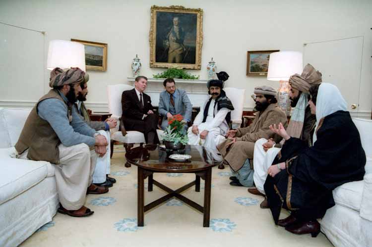 Reagan conversa com mujahideens.