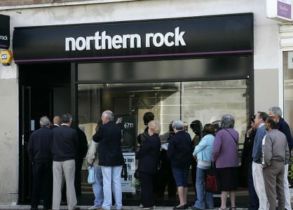 Fila para retirar o dinheiro.