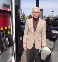 Pimentel abastece o seu carro, com gasolina...