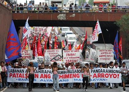 Manifesta��o de protesto em Manilha, Filipinas, contra o disparo nos pre�os dos alimentos.