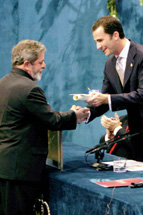 Lula recebe o pr�mio das m�os do pr�ncipe, em Outubro de 2003. Nenhum dos dois condenou a criminosa ocupa��o do Iraque, em que a Espanha participa.
