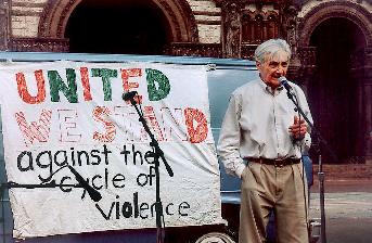 Zinn no primeiro com�cio pela paz ap�s o 11 de Setembro, em Boston.