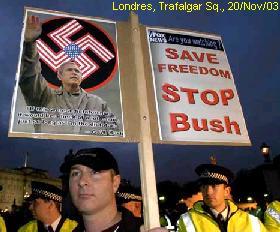 Um dos 300 mil manifestantes na Trafalgar Square em 20/Nov/03.