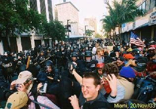 Carga policial contra manifestantes anti-ALCA, ordenada pelo Bush mano (o que � governador da Florida).