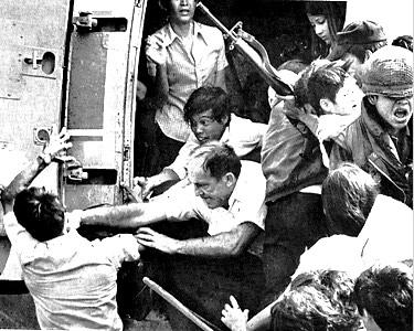 Em fuga desesperada, colaboracionistas lutam por um lugar no avi�o.