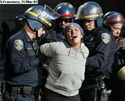 A repress�o em S. Francisco, California.  Manifestante detida em 21 de Mar�o.