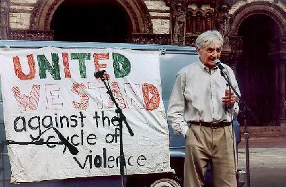 Howard Zinn numa manifesta��o em Boston.