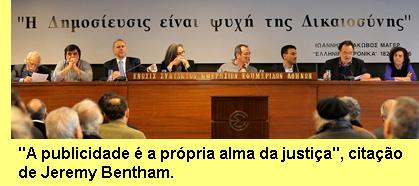 Mesa da confer�ncia de Atenas.