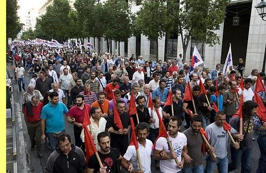 Manifestantes em Atenas.
