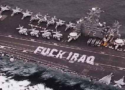 A oficialidade deste porta-avi�es da US Navy formou os marinheiros no conv�s para se manifestarem em favor da 'liberta��o' do Iraque. As tropas hitlerianas tinham mais subtileza do que as bushianas.
