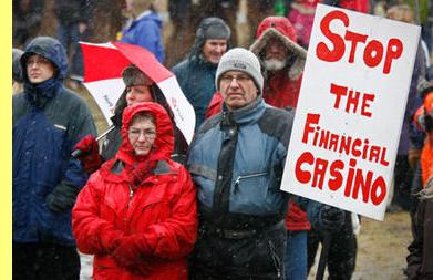 Manifestantes em Reikjavik.