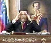 Hugo Chavez, com retrato de Bolivar ao fundo