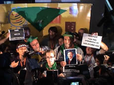 Camponeses coreanos e de outras partes do mundo, organizados pela Via Campesina, fizeram uma manifesta��o pac�fica no centro de conven��es oficial da Reuni�o Ministerial da OMC, em Canc�n. Apesar da dificuldade de acesso, dezenas conseguiram trazer suas flores para homenagear o coreano Lee Kyung-hae, que se suicidou na quarta-feira em protesto contra a OMC.