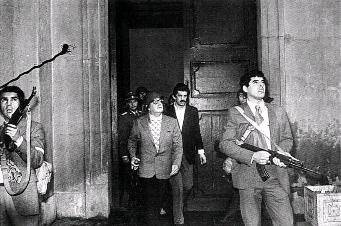 �ltima foto do Presidente Salvador Allende, quando o pal�cio de La Moneda principiava a ser bombardeado pelos fascistas da for�a a�rea chilena. 11/Setembro/1973.