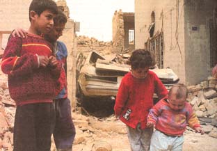 Crian�as nas ru�nas da sua casa destru�da por um m�ssil americano, bairro de Al-Ahmadiya, Bagdad. A impot�ncia americana no terreno faz com que se intensifiquem os ataques a�reos. 