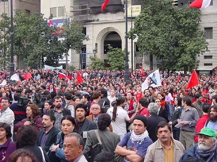 Mais de 20 mil chilenos reuniram-se na Plaza de la Constituci�n, com o Pal�cio de La Moneda ao fundo, para assinalar o 30� anivers�rio do golpe.