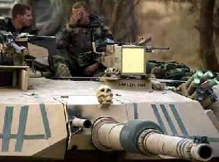 Uma caveira 'adorna' o tanque do invasor.  Tal como as SS hitlerianas, a tropa ianque reverencia os s�mbolos da morte.