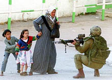 Uma feroz m�e palestina e os seus filhos amea�am um pobre soldado israelense.