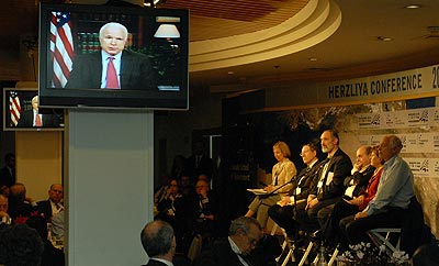 O senador do Arizona, John McCain, a intervir pelo écran.