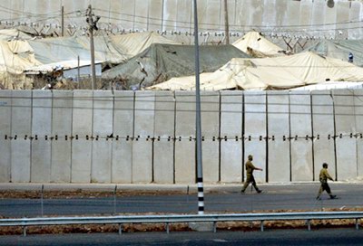 Os nazis encerravam judeus em guetos. Sharon encerra-os atr�s de muralhas.