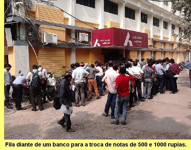 Fila diante de um banco em Kolkata.