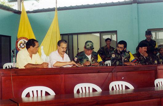 Mesa de dilogos. Ao centro o ento Presidente Andrs Pastraa e o Cmte. Manuel Marulanda. Estas conversaes foram encerradas unilateralmente por Pastraa, em Fevereiro de 2002.
