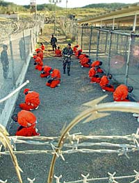Prisioneiros na base naval americana de Guantanamo.