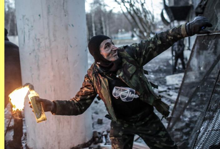 Protestat�rio a lan�ar um coquetel molotov junto ao Est�dio Dynamo, de Kiev.