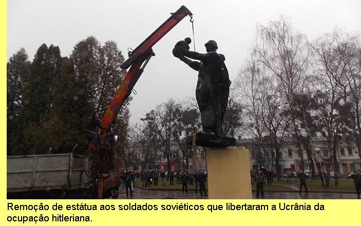 Remo��o de est�tua aos soldados sovi�ticos que libertaram a Ucr�nia.