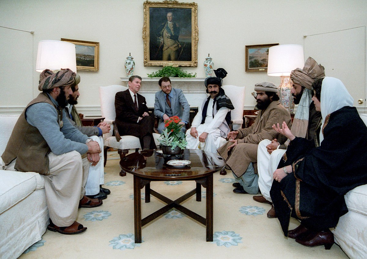 Reagan na Casa Branca com líderes talibans.