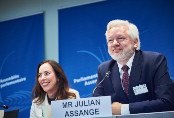 Assange na audiência do PACE, em Estrasburgo.