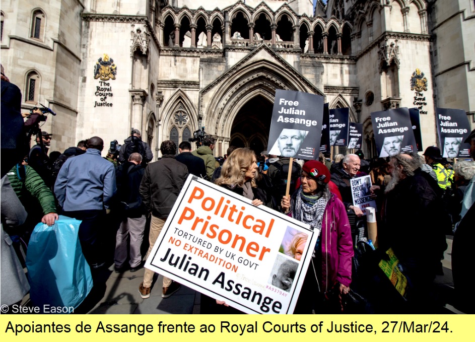 Apoiantes de Assange frente ao tribunal, 27/Mar/24.