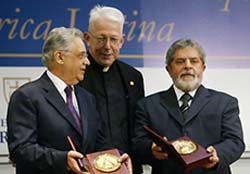 Lado a lado e irmanados recebem pr�mios.