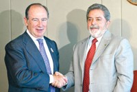Rato, o presidente do FMI, cumprimenta Lula.