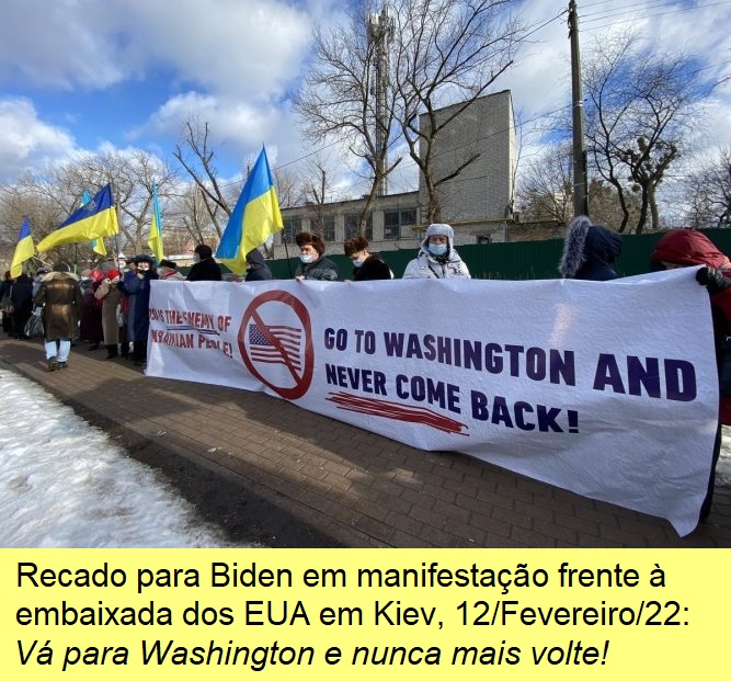 Manifestação em Kiev frente à embaixada dos EUA, 12/Fevereiro/2022.