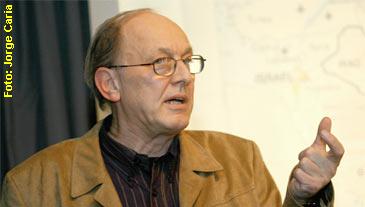 Chossudovsky durante a confer�ncia em Lisboa.