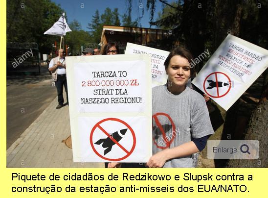 Piquete frente � base militar de Redzikowo.