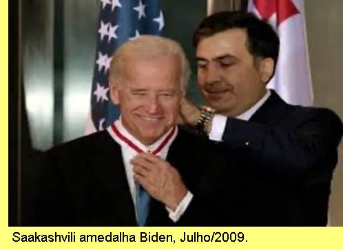 Biden amedalhado por Saakashvili.