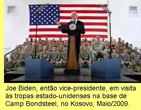 Biden em visita �s tropas dos EUA no Kosovo.