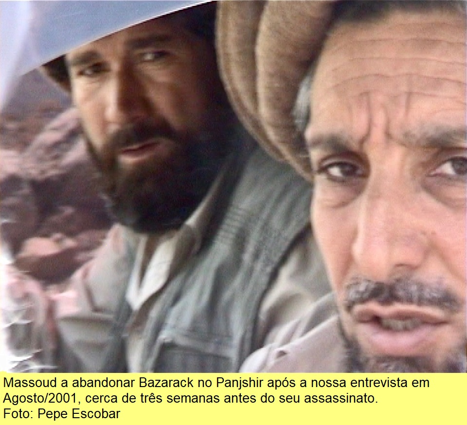 Massoud a abandonar Mazarak no Panjshir após a nossa entrevista de Agosto/2001, três semanas antes do seu assassinato.